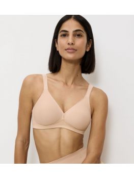 Sujetador sin aros Triumph Modern Soft+Cotton N beige visto de frente sobre modelo