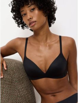 Sujetador sin aros con relleno Triumph Body Makeup Soft Touch P EX negro de frente sobre modelo