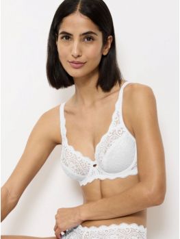 Sujetador de encaje Triumph Amourette W blanco de frente sobre modelo