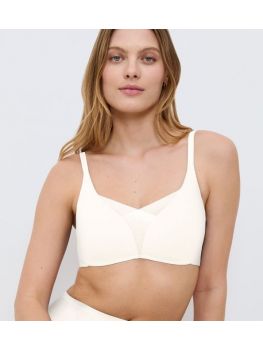 Sujetador sin aros con relleno Triumph Shape Smart P en color blanco, visto de frente sobre modelo