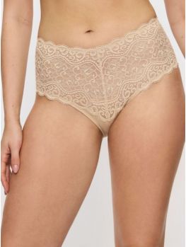 Braga culotte Triumph Amourette Maxi beige vista de frente sobre modelo
