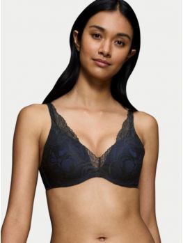 Sujetador de encaje con relleno Triumph Body Makeup Illusion Lace WP negro con copa azul marino de frente sobre modelo
