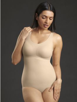 Body sin aros con cazoletas Anita Essentials 3554 color arena – vista frontal sobre modelo