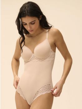 Body reductor color piel rosa Simone Pérèle Caresse 12A541 con aros y copas Spacer 3D visto por delante sobre modelo