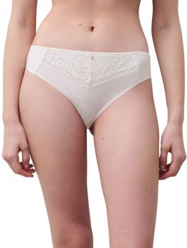 braga clásica Every Curve blanco marfil de Chantelle, vista frente sobre modelo.