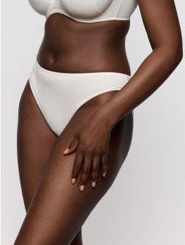 Vista lateral sobre modelo, braga clásica color Natural

