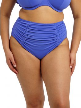 Modelo con braga bikini moldeadora azul claro Elomi de tiro alto, vista frontal
