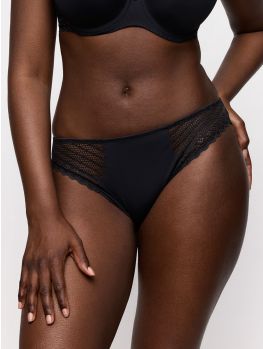 Braga clásica negra vista frontal en modelo, microfibra y encaje