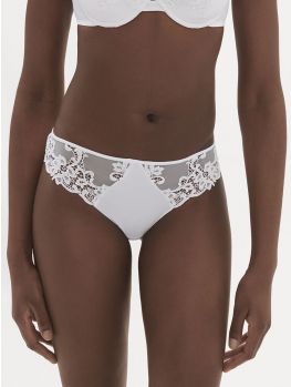 braguita clasica blanca Saga de Simone Perele, vista frontal sobre modelo