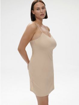 combinación invisible color piel rosa, modelo talla 4