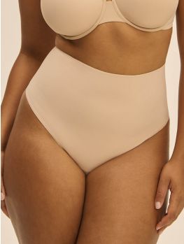 Faja tanga talle alto Simone Perele Story 1F6709 color piel control abdomen. Vista frontal sobre modelo de talla 4