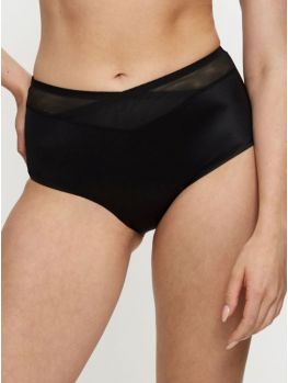 Braga faja alta Triumph True Shape Sensation Maxi en color negro, vista de frente sobre modelo