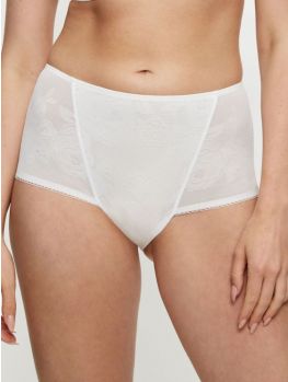 Braga faja alta Triumph Wild Rose Sensation Maxi en color blanco, vista de frente sobre modelo
