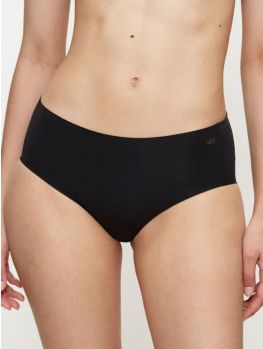 Braga culotte Triumph Flex Smart Maxi EX en color negro, vista de frente sobre modelo