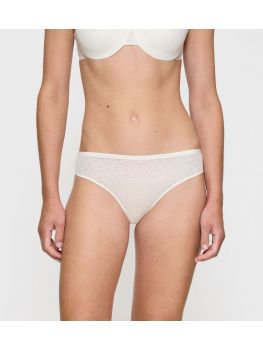 Braga clásica Triumph Signature Sheer blanca sobre modelo, vista frontal