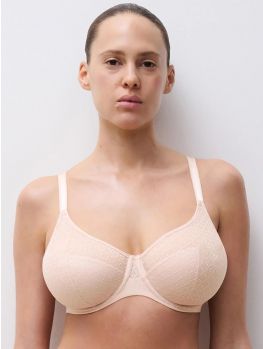 Sujetador Capacidad Chantelle Norah Chic rosa con encaje gráfico moderno, vista frontal sobre modelo