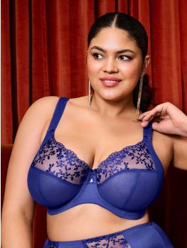 Sujetador Elomi Zarla Sapphire, vista frontal en modelo curvy.