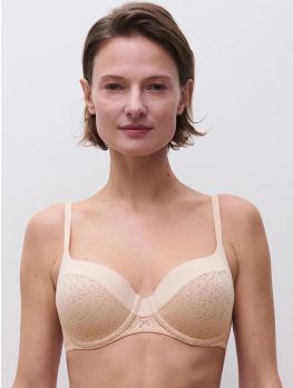 Imagen frente del Sujetador preformado cubriente Norah C13F90 color beige dorado. Prenda Chantelle Norah diseñada para realzar y ofrecer comodidad.
