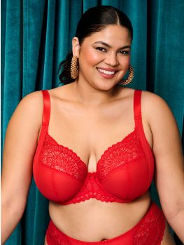 Sujetador Elomi Tiernie Plunge rojo, vista frontal en modelo curvy.
