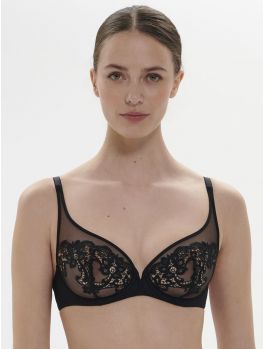 sujetador escotado negro. Modelo talla 90D