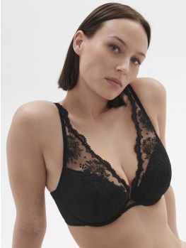 sujetador push up negro. Modelo talla 95D