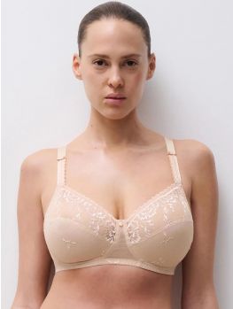 sujetador sin aros Every Curve beige de Chantelle, vista frente sobre modelo.