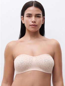 Imagen frente del Sujetador sin tirantes con aros Norah C13FMK color beige dorado. Prenda Chantelle Norah diseñada para realzar y ofrecer comodidad.