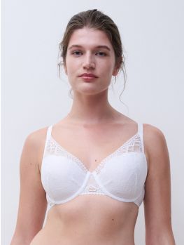 Sujetador Spacer Escotado con Aros Origins en color blanco, Vista frontal del producto sobre modelo