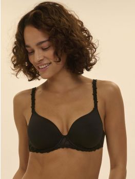 Modelo con sujetador con relleno Spacer escotado Simone Perele Andora en color negro, vista frontal mostrando sujeción y escote envolvente.