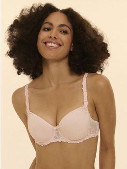 Modelo con sujetador con relleno Spacer Corbeille Simone Perele Andora en Rose (tono rosa maquillaje), vista frontal mostrando sujeción y escote envolvente.