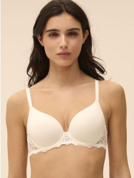 Sujetador con fino relleno spacer, color piel rosa. Modelo talla 90B