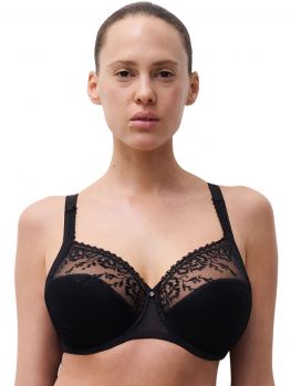 sujetador capacidad Every Curve negro de Chantelle, vista frente sobre modelo.