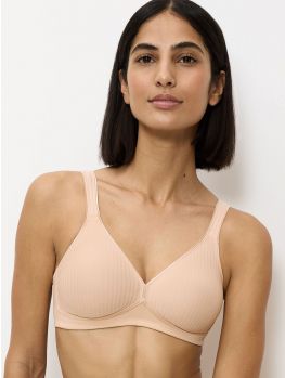 Sujetador sin aros Triumph Modern Soft+Cotton N beige visto de frente sobre modelo