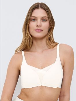 Sujetador sin aros con relleno Triumph Shape Smart P en color blanco, visto de frente sobre modelo