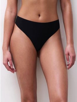 Braga tanga Chantelle Soft Stretch en color negro de talla única sobre modelo, vista frontal.