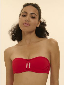 Modelo con bikini bandeau con aros Simone Pérèle Magnetic Rojo, vista frontal sin tirantes.