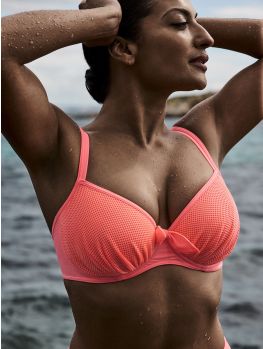 vista frontal en modelo con sujetador de bikini con aros Rivas de PrimaDonna Swim, tirantes rectos