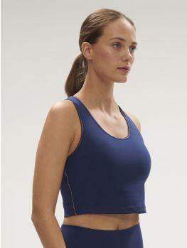 top deportico estilo camiseta con sujetador integrado. Color azul marino. Modelo talla 2