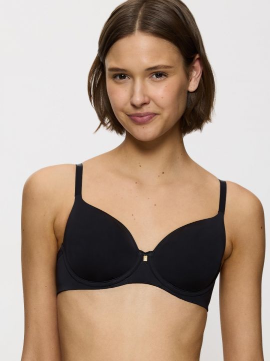 Sujetador Body Make-Up Essentials WP en negro sobre modelo, vista frontal
