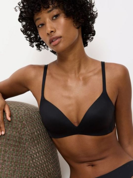 Sujetador sin aros con relleno Triumph Body Makeup Soft Touch P EX negro de frente sobre modelo