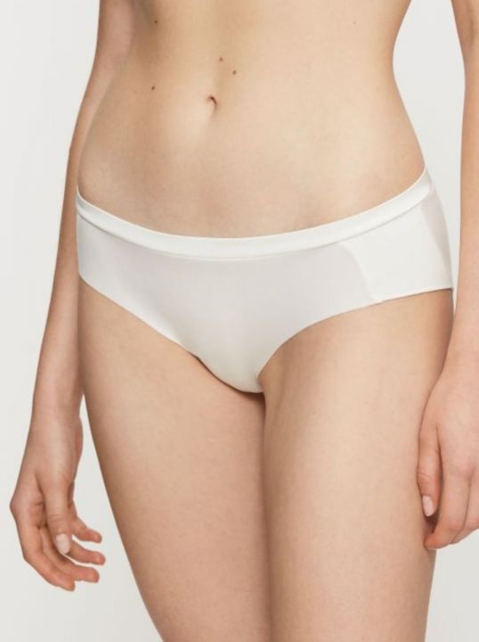 Braga culotte Triumph Body Makeup Soft Touch Hipster EX blanco vainilla vista de frente sobre modelo
