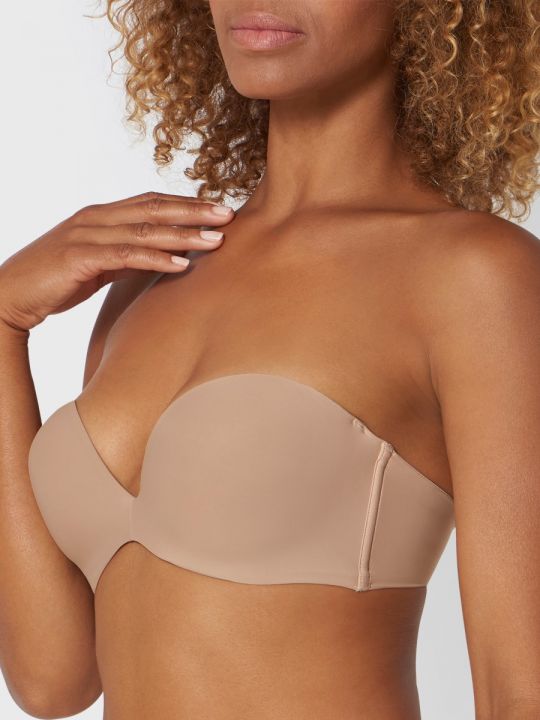 Sujetador Stepy Soft 01 WDP sin tirantes color piel sobre modelo, vista frontal
