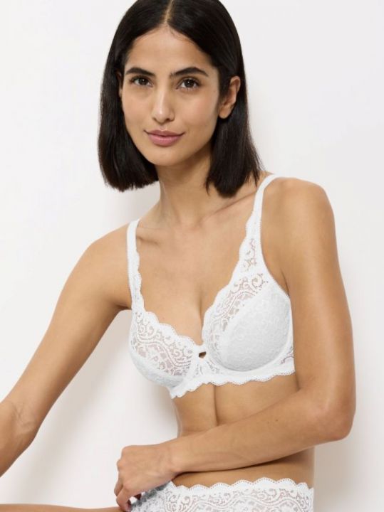 Sujetador de encaje Triumph Amourette W blanco de frente sobre modelo