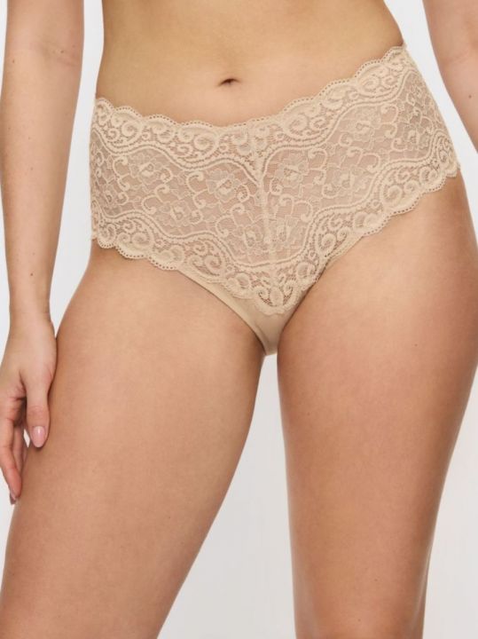 Braga culotte Triumph Amourette Maxi beige vista de frente sobre modelo
