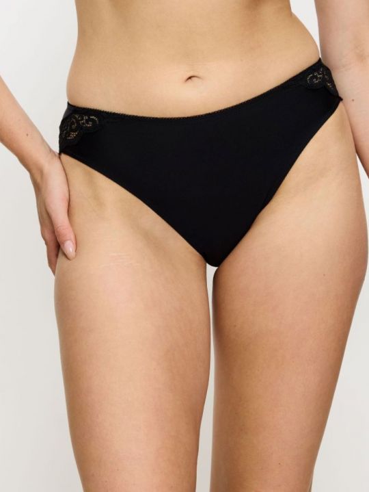 Braga tai Triumph Amourette Tai negro vista de frente sobre modelo
