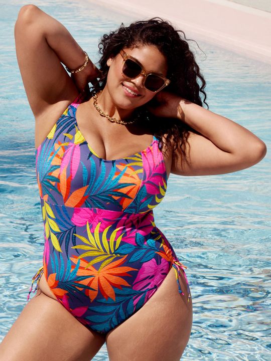 Bañador sin aros Elomi Porto Rafti con estampado tropical, vista en modelo
