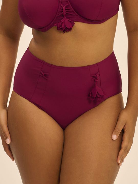 braga alta de bikini color grosella. Modelo talla 4