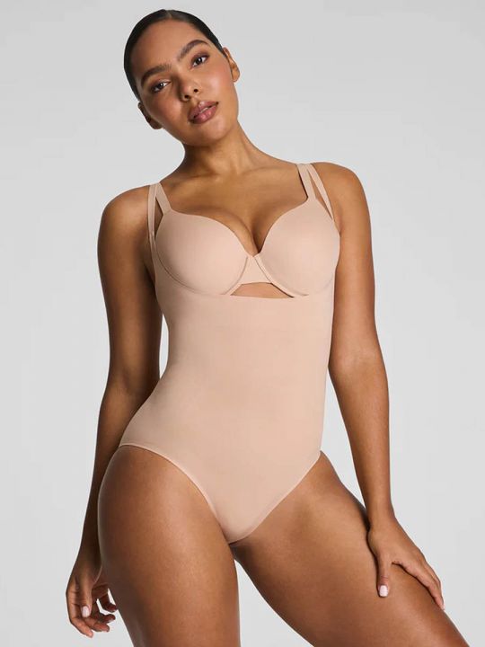 Body faja Spanx Sculpt de busto abierto en color chai, sobre modelo.