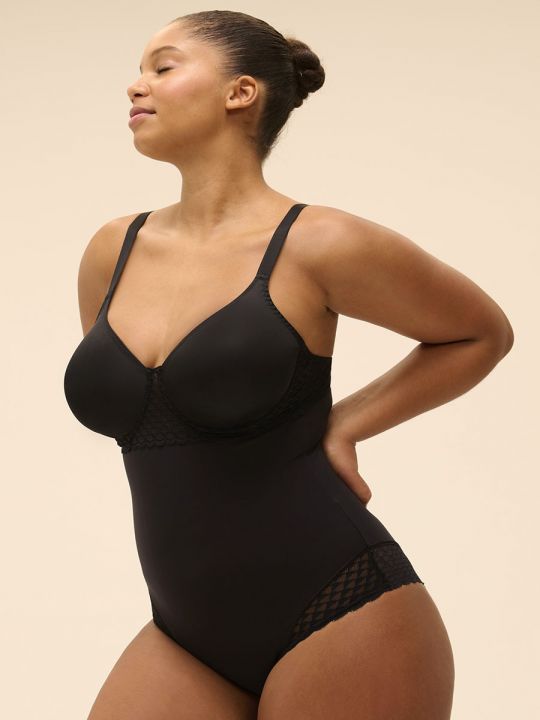 Body reductor con aros Simone Pérèle Subtile negro sobre modelo talla 95D, vista de perfil.