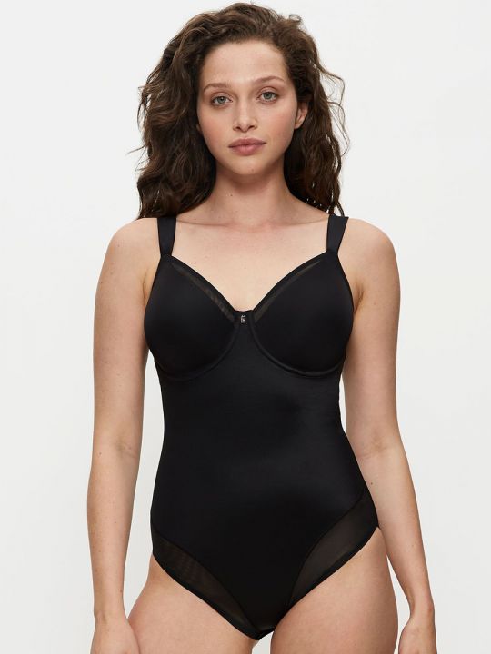 Body reductor con aros Triumph True Shape Sensation BSW en color negro, vista frontal sobre modelo
